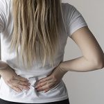 Quem tem dores nas costas pode correr? Ortopedista tira as dúvidas
