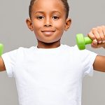 Musculação para crianças e adolescentes pode trazer benefícios à saúde
